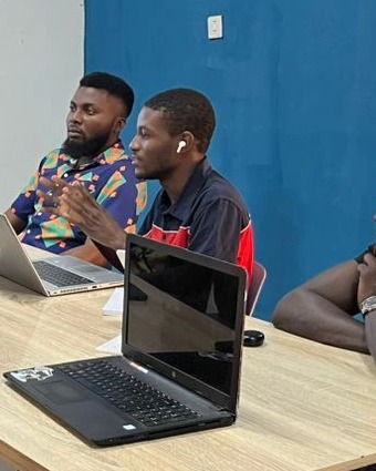 Kamiye Sharaye leading a discussion with members of the Colab ML community